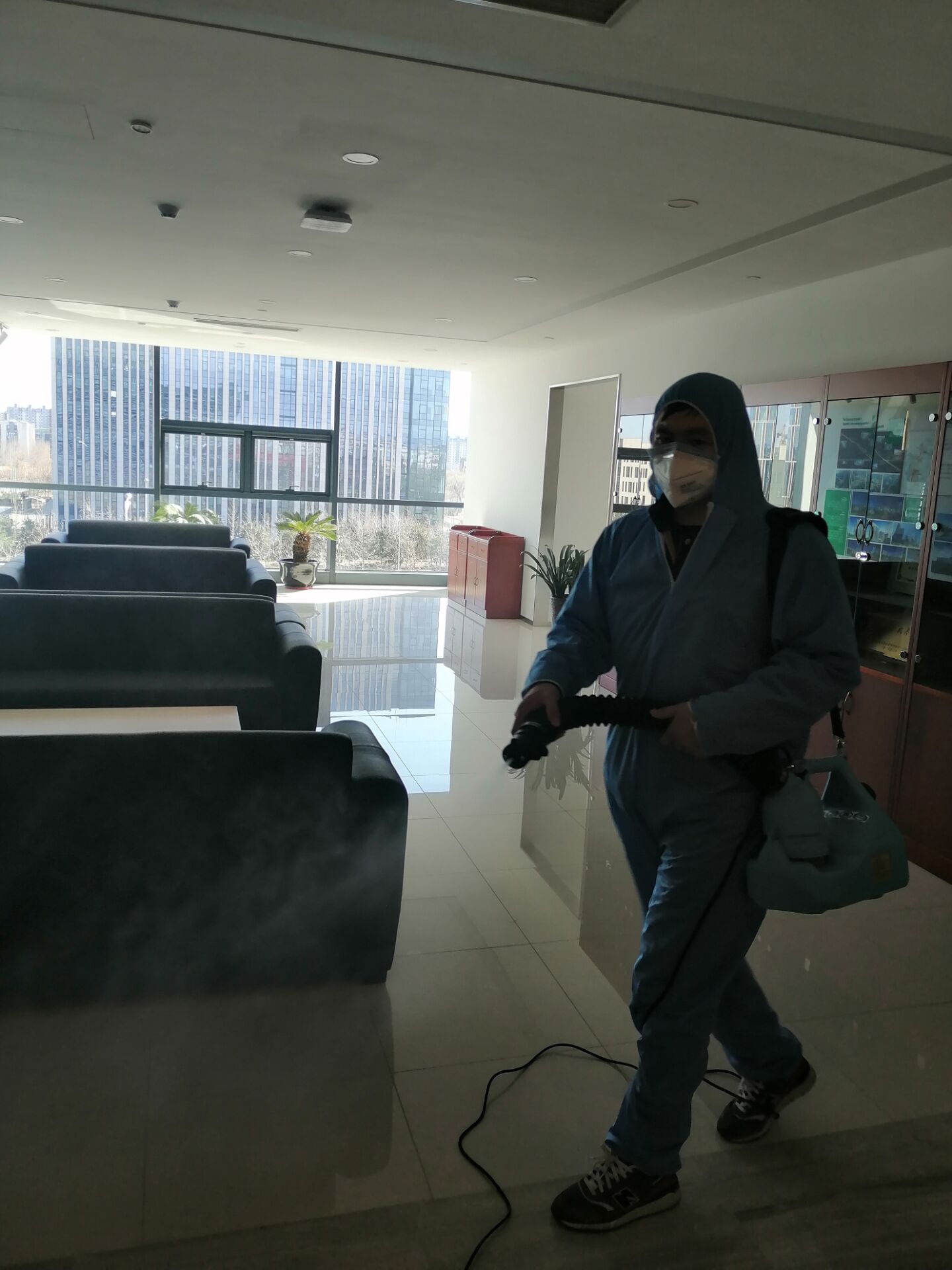 辦公室消毒公司的報價雖好，但使用空氣消毒設(shè)備更為重要